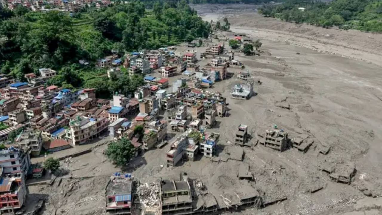 नेपाल बाढ़ में सबकुछ तबाह...1,000 से ज्यादा जिंदगियां खत्म, 3,916 अभी भी लापता; एक हफ्ते बाद भी रेस्क्यू ऑपरेशन जारी