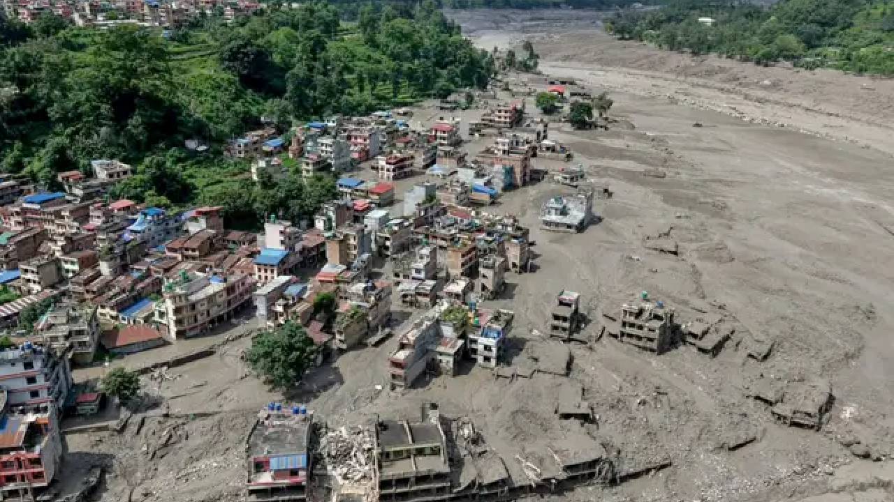 Nepal Crisis: नेपाल से आई भावुक कहानी, बाढ़ के बीच 1643 छात्रों का ना हुआ बाल भी बांका, जानें कैसे शिक्षक ने बचाई जान