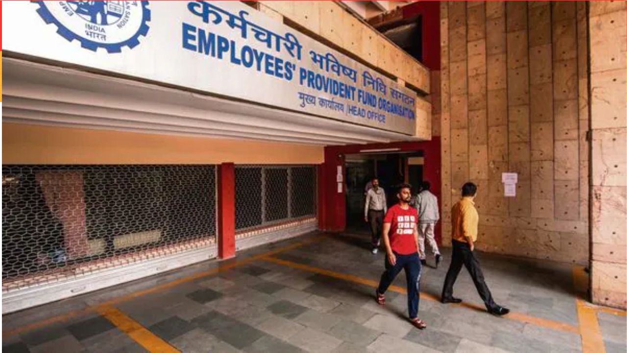 नौकरी बदलने पर EPF निकालें या ट्रांसफर करें? जानें क्या है बेहतर विकल्प और इसके फायदे