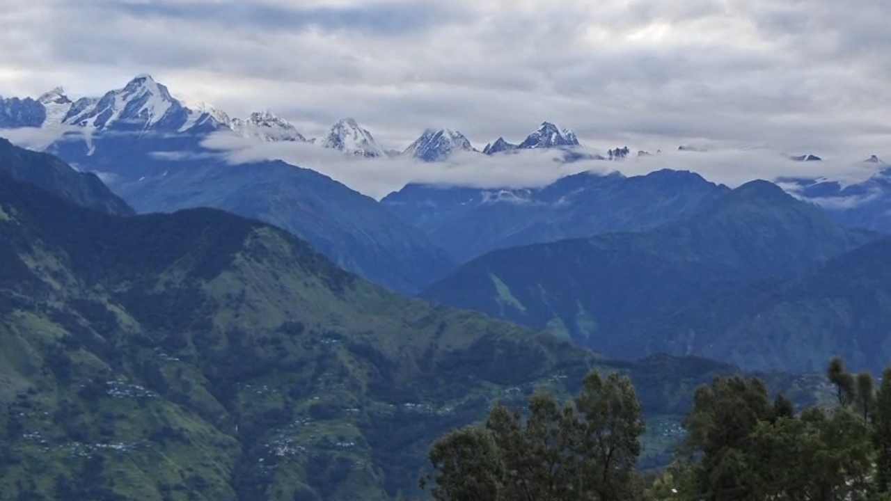 Uttarakhand News: पंचाचूली, नंदा देवी और राजरंभा में हुई इस साल की पहली बर्फबारी, खूबसूरत हुआ नजारा