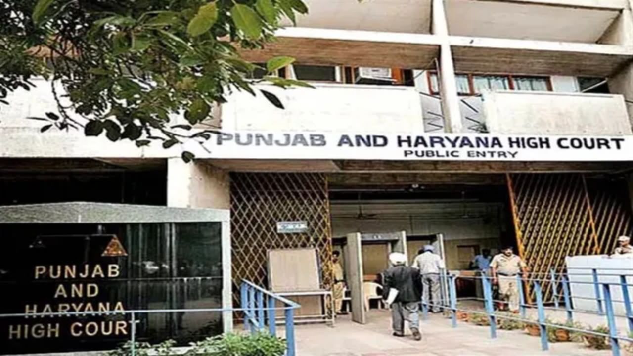 पंजाब में नकल विवाद के बीच 454 पदों वाली फार्मेसी अफसर भर्ती पर गिरी गाज, पंजाब-हरियाणा HC ने लगाई रोक
