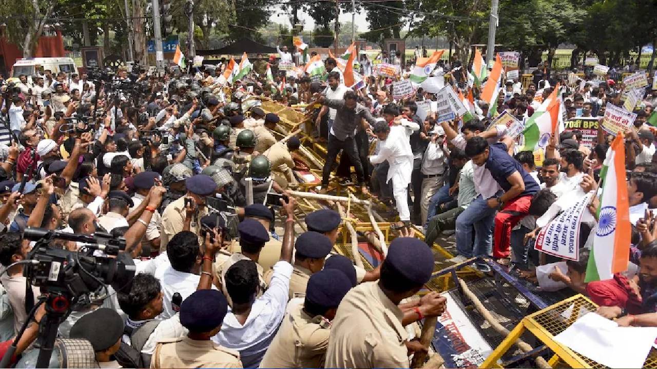 पटना में फूटा अभ्यर्थियों का गुस्सा, दरोगा भर्ती परीक्षा रद्द करने पड़ अड़े छात्र; CM आवास घेरने की तैयारी