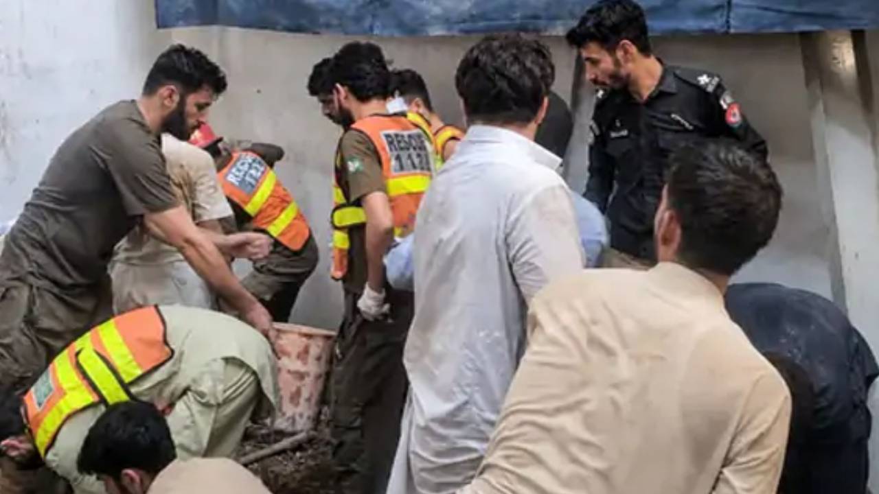 पाकिस्तान के पेशावर में दर्दनाक हादसा...निजी स्कूल की छत गिरने से 20 से ज्यादा बच्चों की जिंदगियां खत्म, घायलों की हालत नाजुक