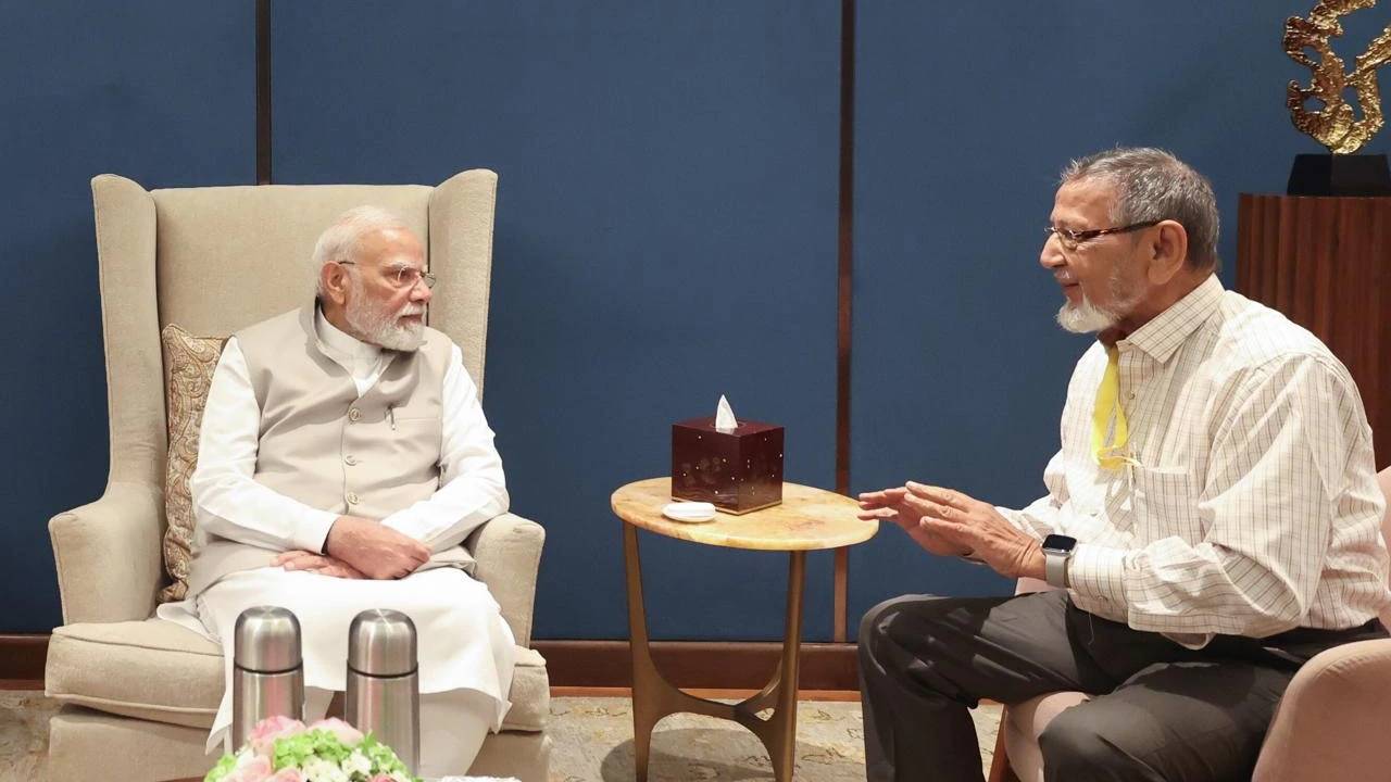 PM Modi:पीएम मोदी से मिलने पहुंचे स्कूल के दोस्त, जमीन में हेराफेरी के खिलाफ की CBI जांच की मांग