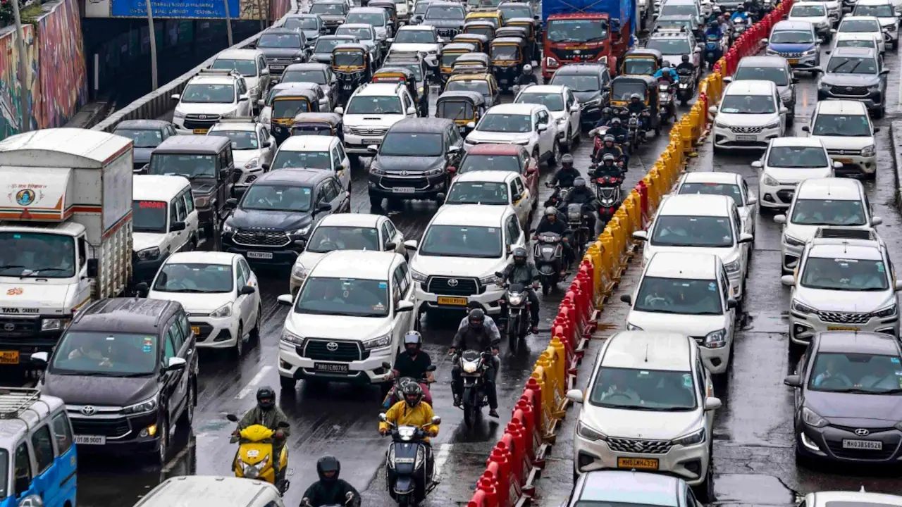पेट्रोल-डीजल-CNG वाले छोटे मालवाहक वाहनों पर गिरेगी गाज, 2027 से नए रजिस्ट्रेशन पर लगेगी रोक; सिर्फ इन गाड़ियों को मिलेगी अनुमति