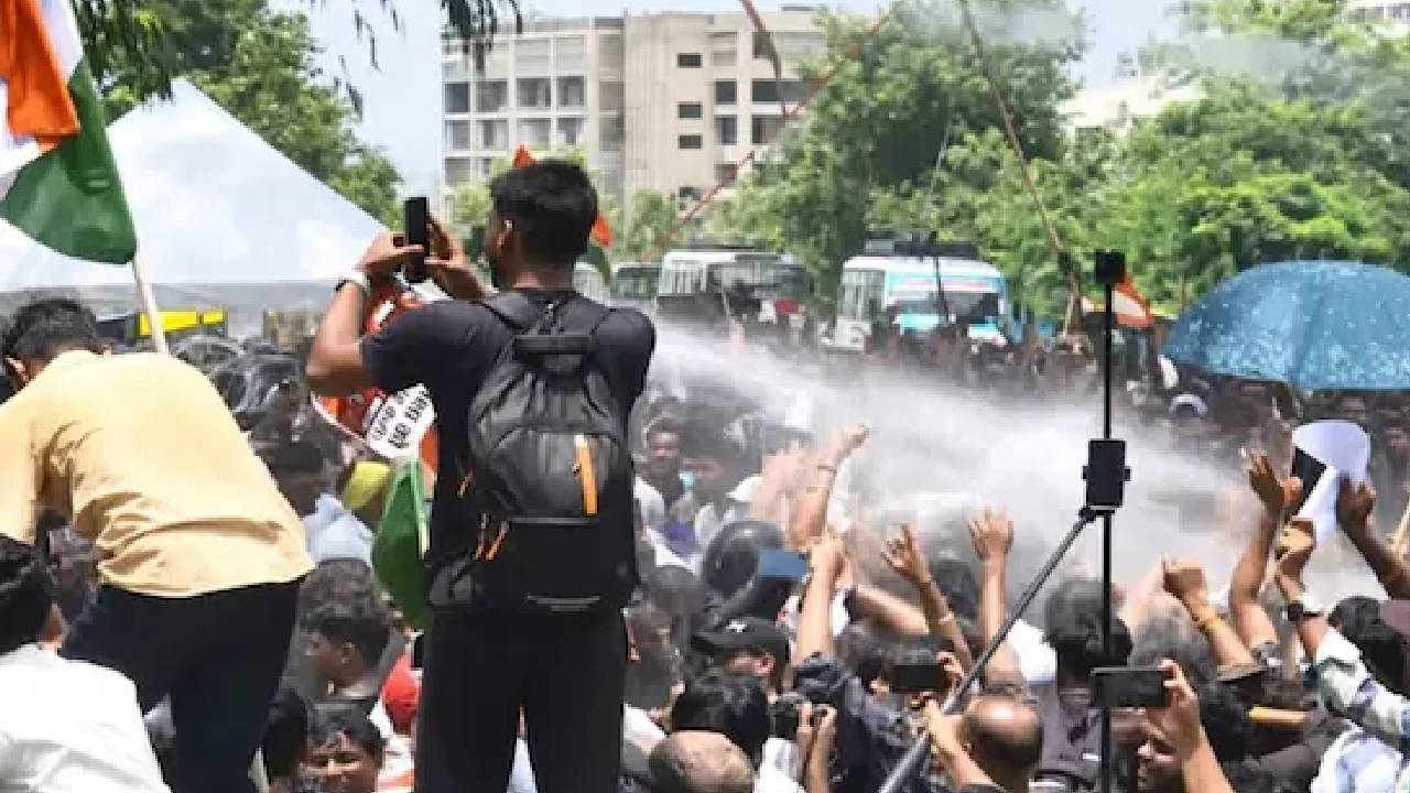 Jharkhand Student Protest: प्रदर्शनकारी छात्रों पर पुलिस ने चलाई लाठी, प्रदर्शनकारियों ने आखिरी बैरिकेड को तोड़ा