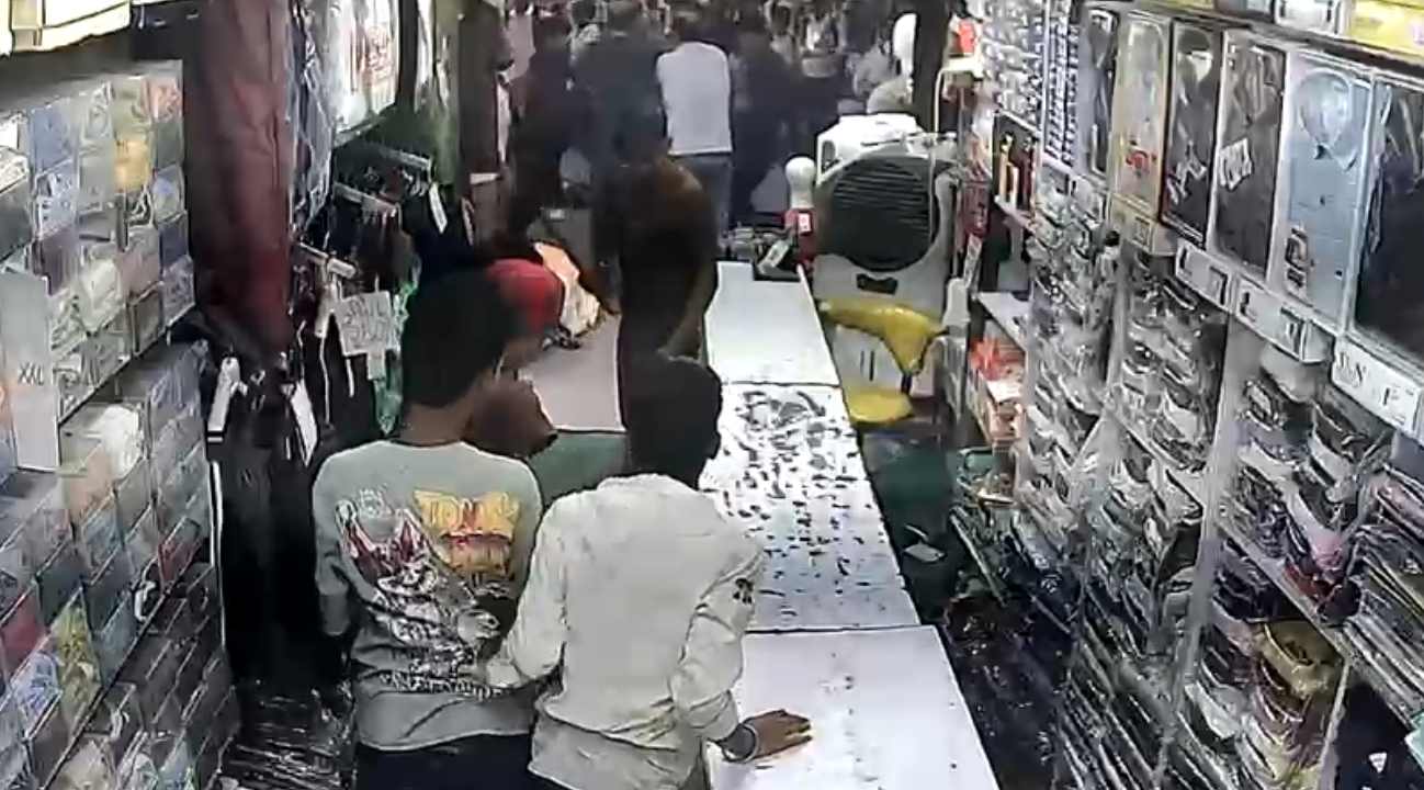 Haryana News: फरीदाबाद में सराय ख्वाजा मार्केट में दुकान में घुसकर युवकों पर हमला, लाठी-डंडों और चाकू से वार