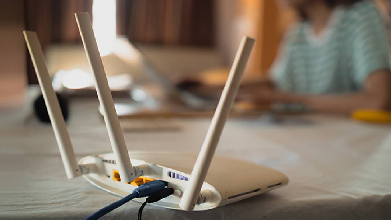 Wi-Fi Connection:फ्री वाई-फाई की आदत पड़ सकती है भारी, कनेक्ट करने से पहले भांप ले इस तरह के खतरे