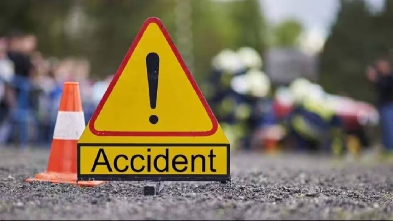 Uttar Pradesh News: बदायूं में दर्दनाक हादसा, तेज रफ्तार डंपर ने टेंपो को मारी टक्कर;3 लोगों की मौत