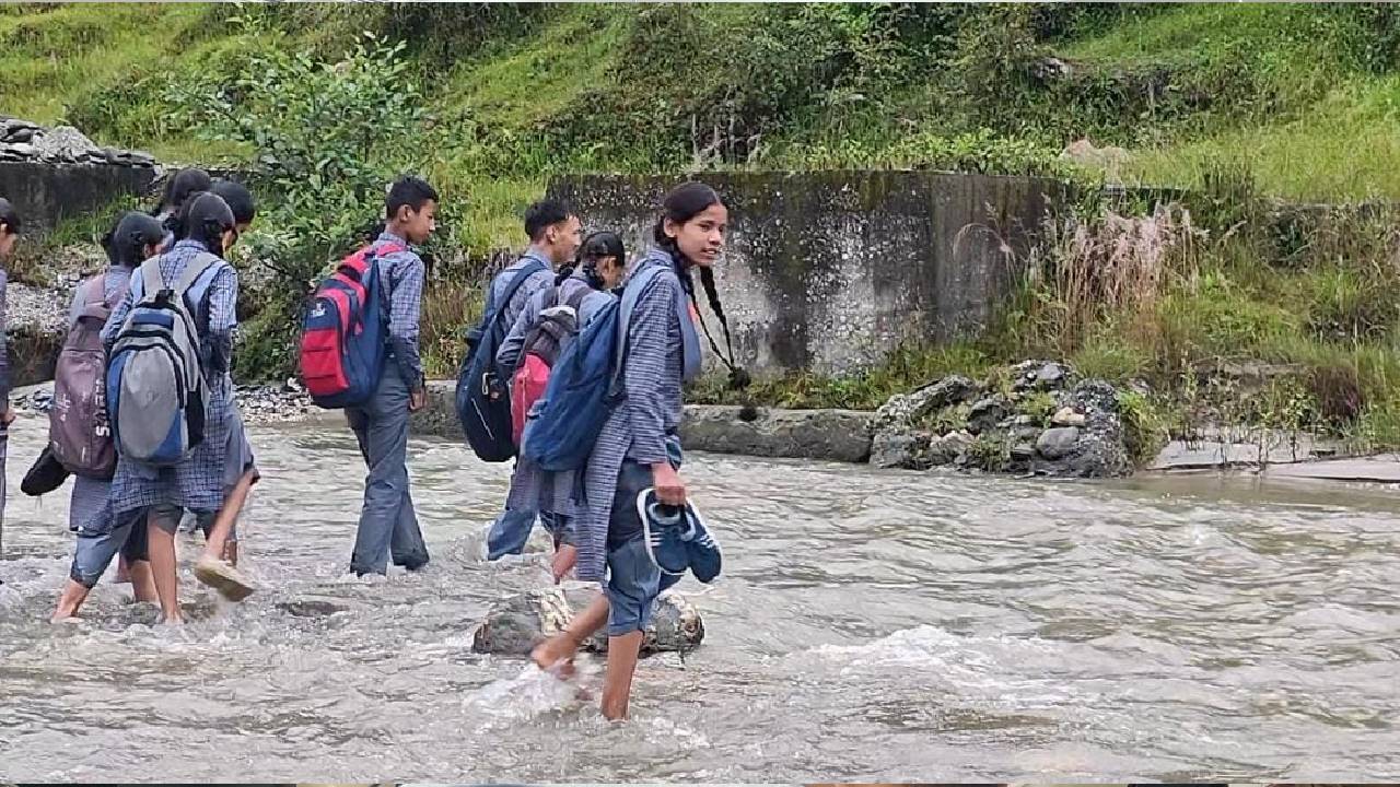 Uttrakhand News: बागेश्वर में 25-30 साल से पैदल पुल का इंतजार, घांघली नदी पार करते स्कूली बच्चों की जान जोखिम में
