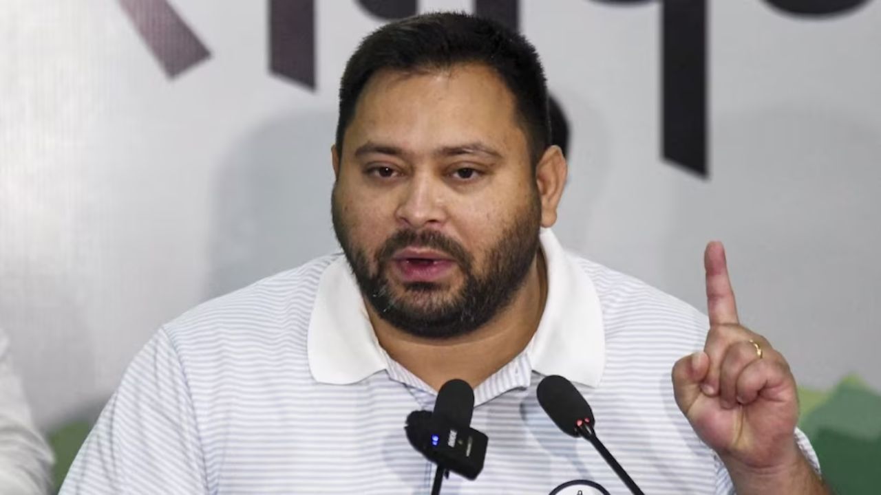 बिहार में RJD मार्च पर पुलिस ने बरसाया पानी, तेजस्वी यादव ने सरकार पर कसा तंज; बोले - जनता जाग उठी है...