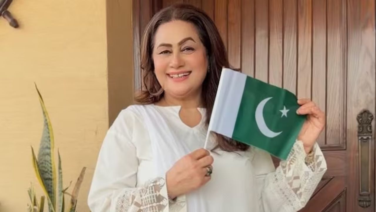 बॉलीवुड के देशभक्ति गाने पर PAK अभिनेत्रियों ने मनाया आजादी का जश्न, झंडा लेकर झूमती दिखीं; सोशल मीडिया पर मचा बवाल