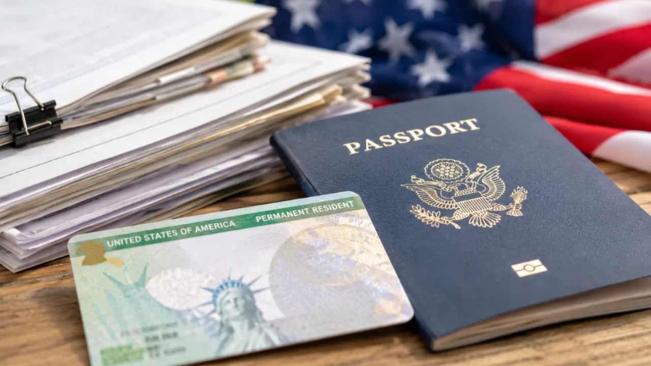 US Green Card: भारतीयों के लिए बढ़ा संकट, EB-1 में भारी मांग से वीजा खत्म होने की चेतावनी