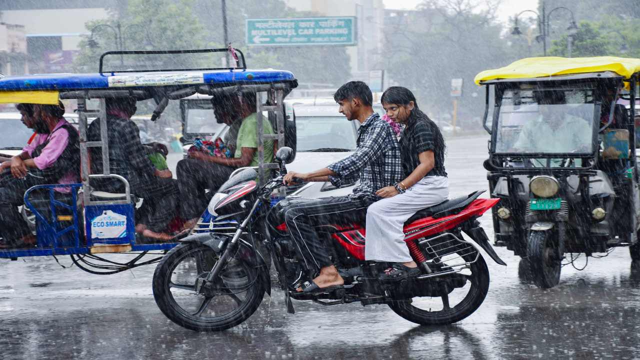 UP Weather Alert: यूपी में भारी बारिश का अलर्ट, इन जिलों के स्कूलों पर लगा ताला; जानें पूरी डिटेल