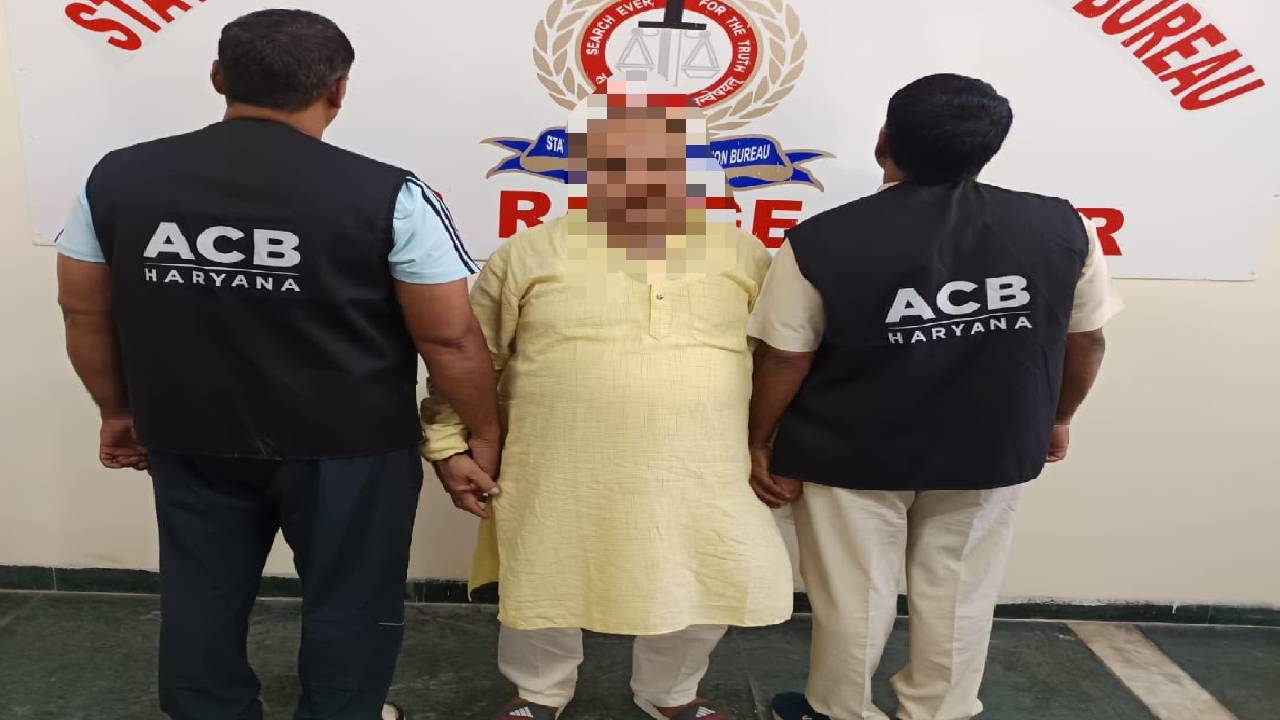 भिवानी पुलिस टीम की बड़ी कार्रवाई, रिश्वत लेते परिवहन विभाग का सहायक रंगे हाथ गिरफ्तार