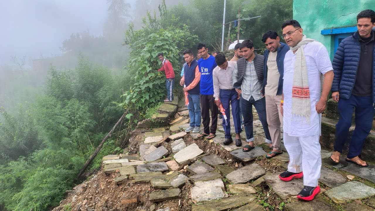 Uttarakhand News: भीमताल में आपदा का कहर, मंत्री राम सिंह कैड़ा ने प्रभावित क्षेत्रों का किया निरीक्षण, अधिकारियों को दिए निर्देश