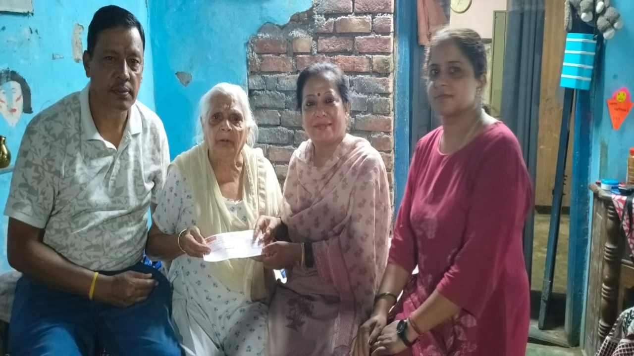 Uttarakhand News: मंत्री गणेश जोशी के निर्देश पर आपदा प्रभावितों को राहत, परिवारों को मिले 1.20 लाख रुपये के चेक
