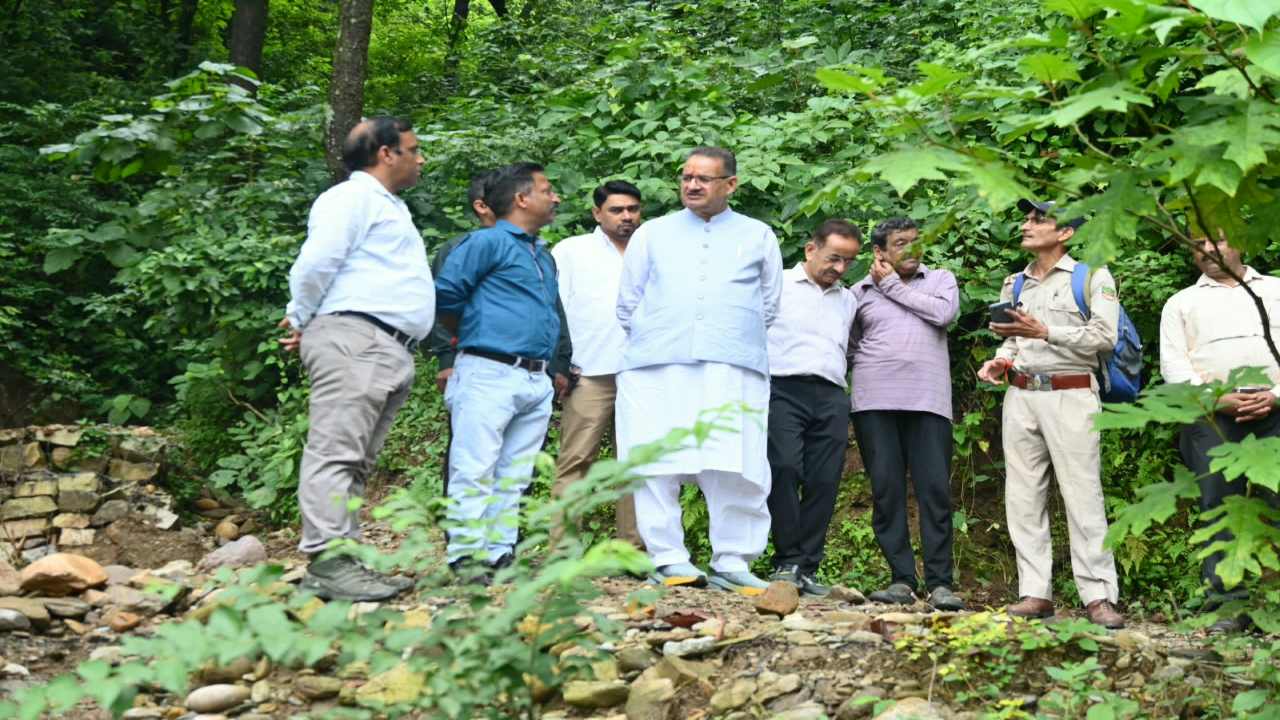 Uttarakhand News: मसंदावाला में आपदा प्रभावित क्षेत्र का मंत्री गणेश जोशी ने किया निरीक्षण, राहत कार्य तेज करने के निर्देश