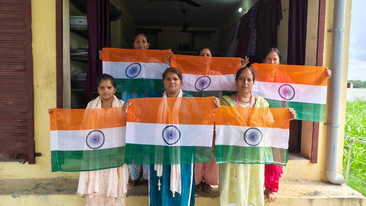 Uttrakhand News: महिलाओं का हैंडमेड तिरंगा बनेगा 'हर घर तिरंगा' अभियान की शान, महिलाएं दे रही अपनी प्रतिभा का परिचय