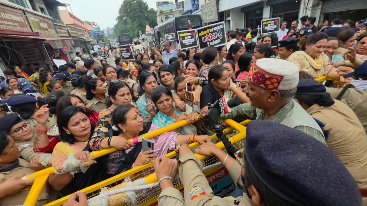 Uttarakhand News: ‘महिलाओं के अधिकारों का विरोध करने वालों का स्वागत नहीं’, राहुल गांधी के देहरादून आगमन पर भाजपा महिला मोर्चा का जोरदार प्रदर्शन