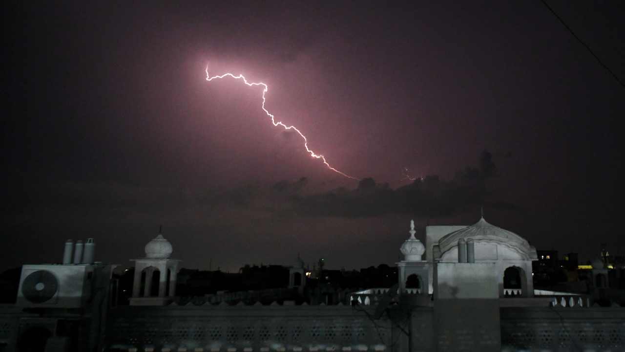 Aaj Ka Mausam 25 September: मानसून की विदाई से पहले फिर बदला मौसम, 15 राज्यों में बारिश का अलर्ट, IMD ने जारी की चेतावनी