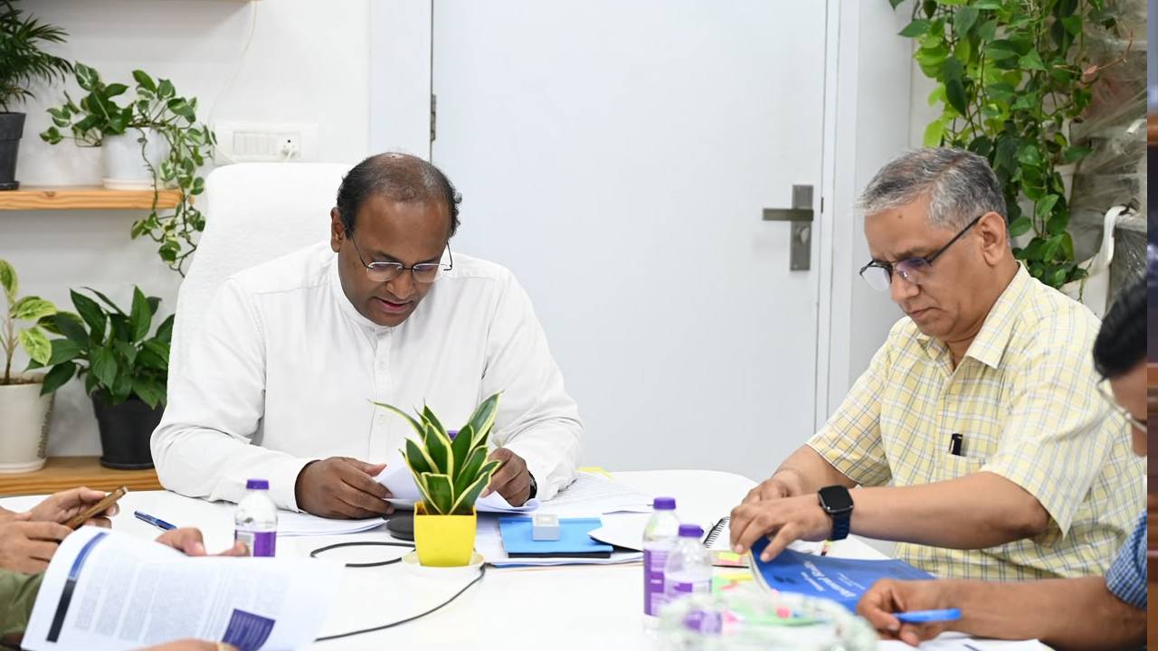 Uttrakhand News:मुख्य निर्वाचन अधिकारी ने राजनीतिक दलों के साथ की बैठक, बोले- बूथ लेवल एजेंट्स की भागीदारी सुनिश्चित करें सियासी पार्टी