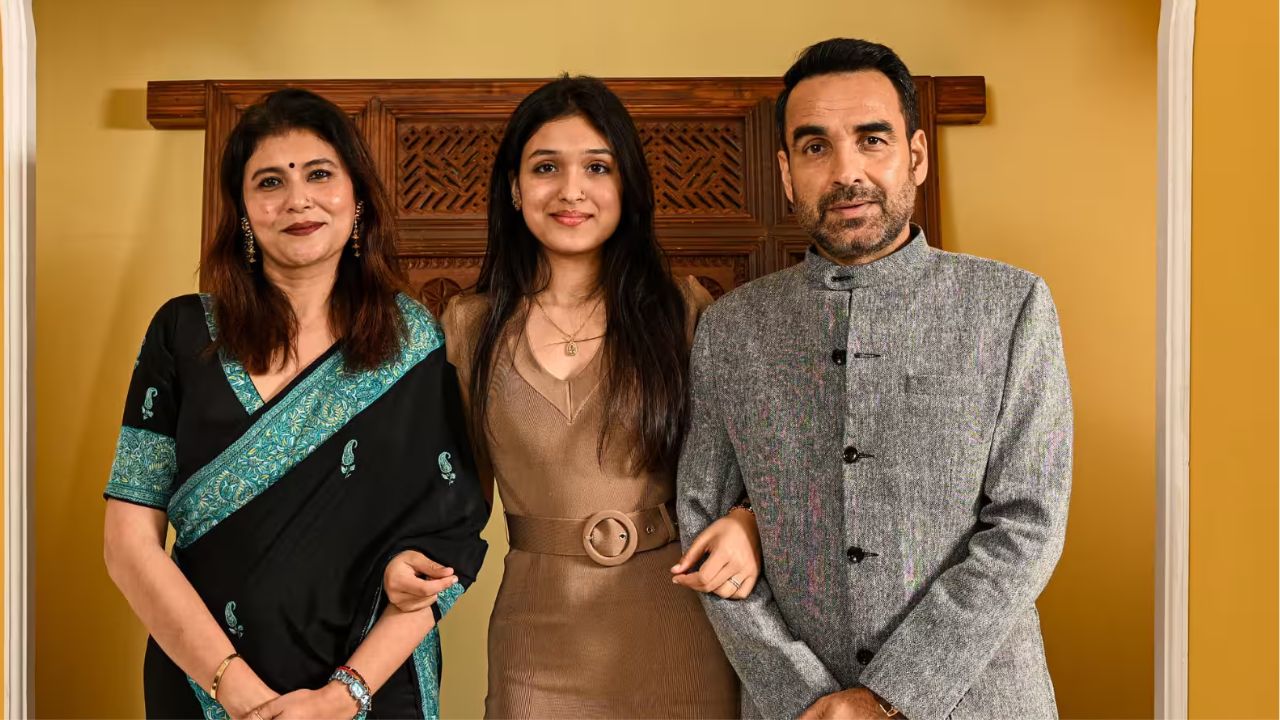 मुझे सुन ही नहीं रही हो, किसे मैसेज...भाषण देते हुए पत्नी मृदुला पर रुकी पंकज त्रिपाठी की नजरें, फोन में दिखी बिजी; ऑडियंस भी खिलखिला उठीं