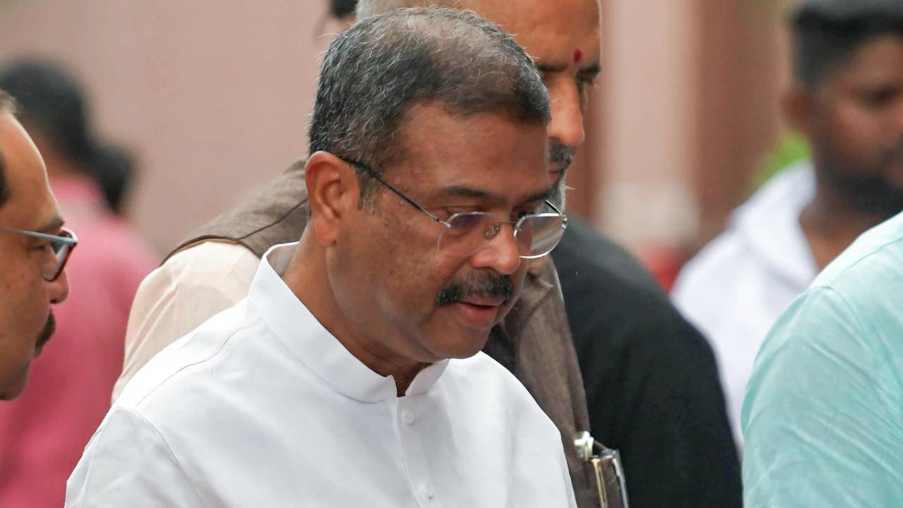 'मैं स्ट्रीट फाइट हूं, एसी रूम का एक्टिविस्ट...' इस्तीफे के बाद धर्मेंद्र प्रधान की पहली प्रतिक्रिया