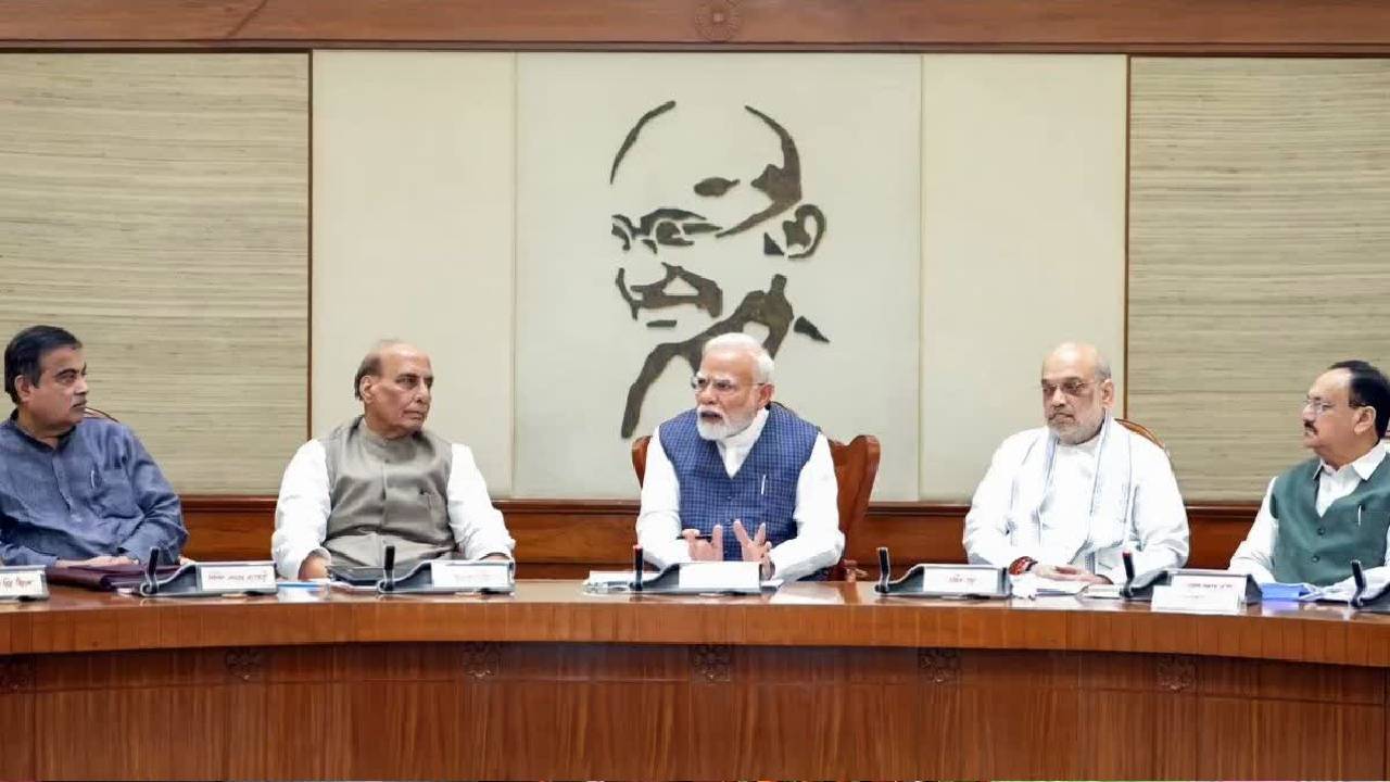 Modi Cabinet: मोदी कैबिनेट में बड़े फेरबदल की आहट, 15-17 नए चेहरों को मिल सकता है मौका!