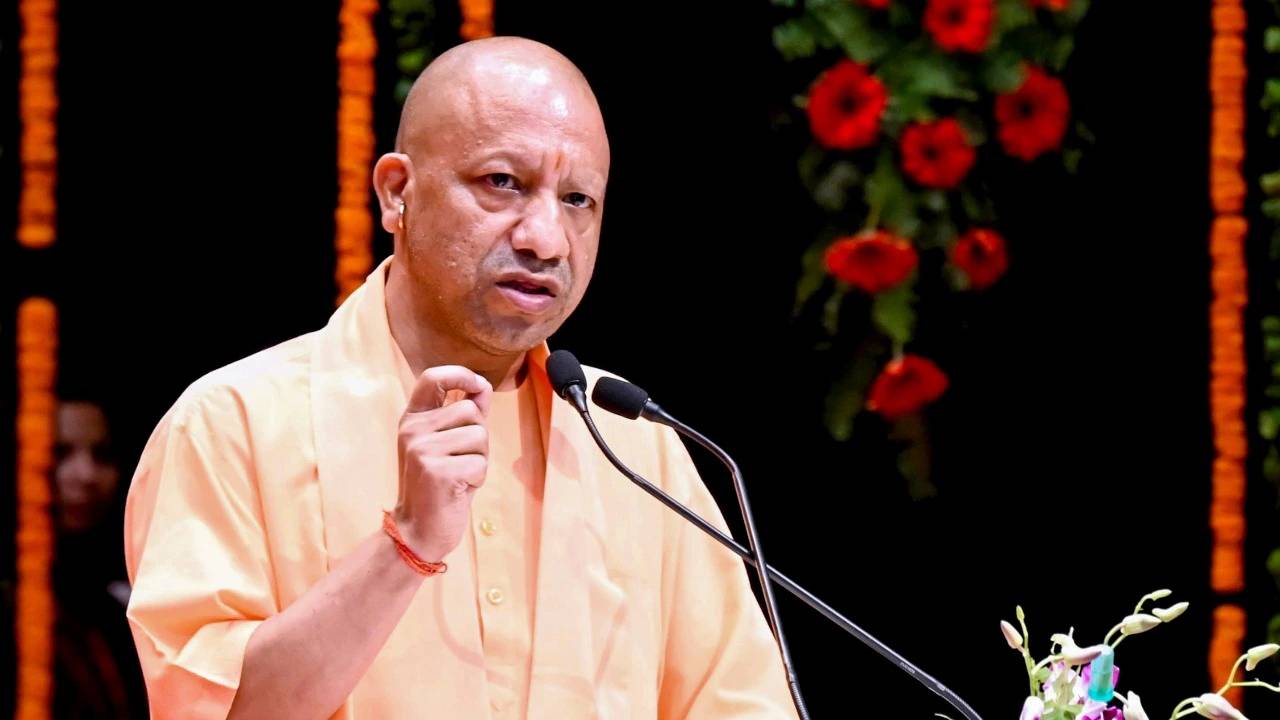 Uttar Pradesh News:युवाओं के भविष्य से खिलवाड़ करने वालों को सीएम योगी ने चेताया, बोले- आजीवन कारावास की मिलेगी सजा