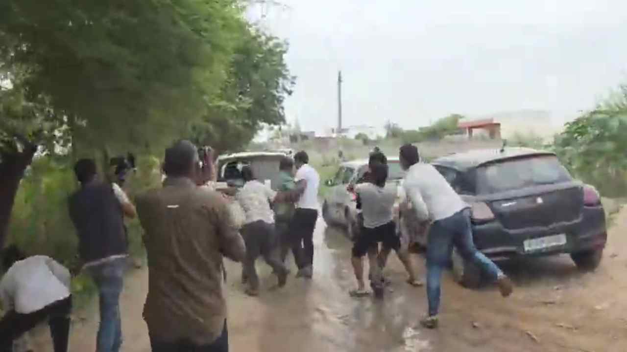 राजस्थान के जयपुर में बवाल! आशुतोष रांका से धक्का-मुक्की, CJP कार्यकर्ताओं को ग्रामीणों ने दौड़ाकर पीटा