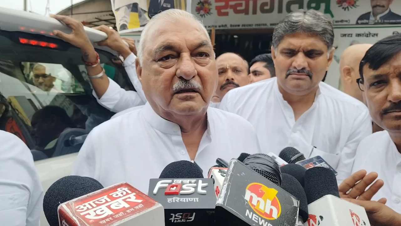 Haryana News: रोहतक में कांग्रेस का शक्ति प्रदर्शन, हुड्डा ने चुनाव आयोग और अभय चौटाला पर दिया बड़ा बयान