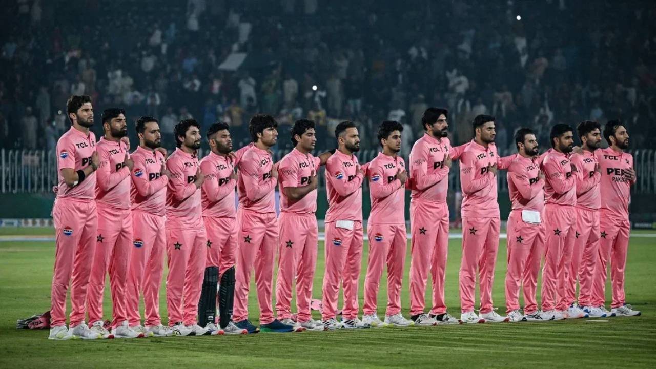 लाहौर में हरी नहीं, गुलाबी जर्सी में उतरी पाकिस्तान की टीम, वजह जानकर हो जाएंगे हैरान