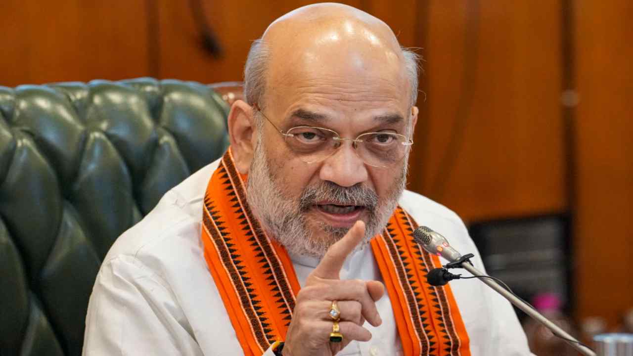 Political News: वंदे मातरम पर कांग्रेस के फैसले से भड़के अमित शाह, बोले- 1937 की गलती दोहराकर देश को बांटने की कोशिश