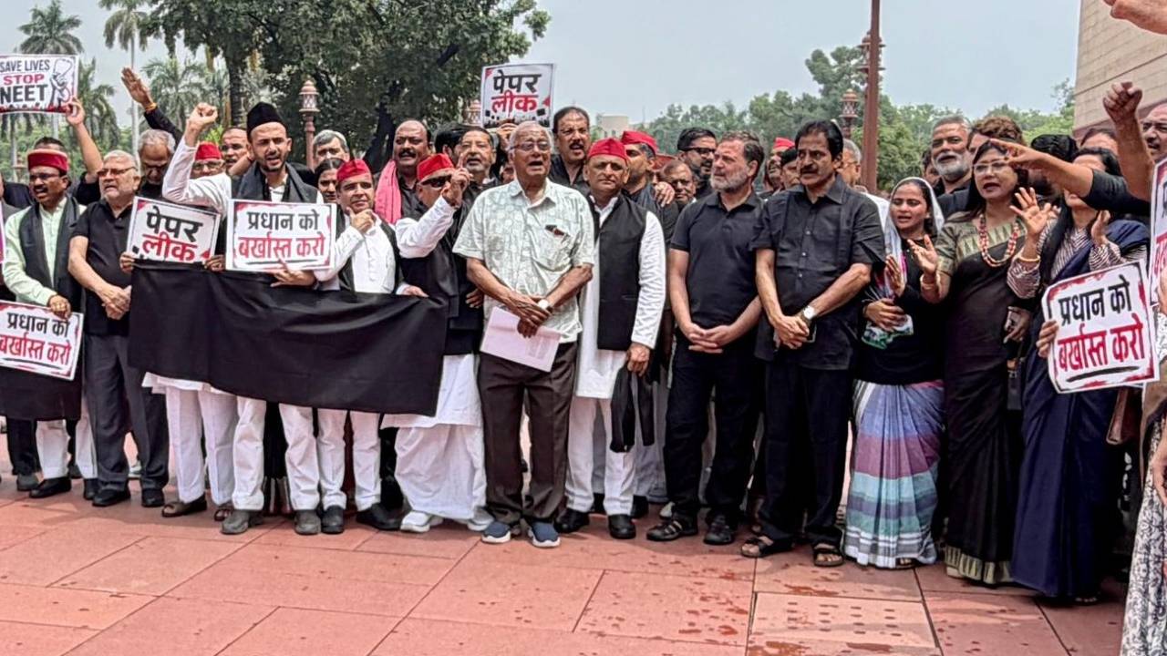 विपक्ष का प्रदर्शन जारी, राहुल-प्रियंका और अखिलेश की तिकड़ी ने संभाला मोर्चा; काले कपड़े में पहुंचे सांसद