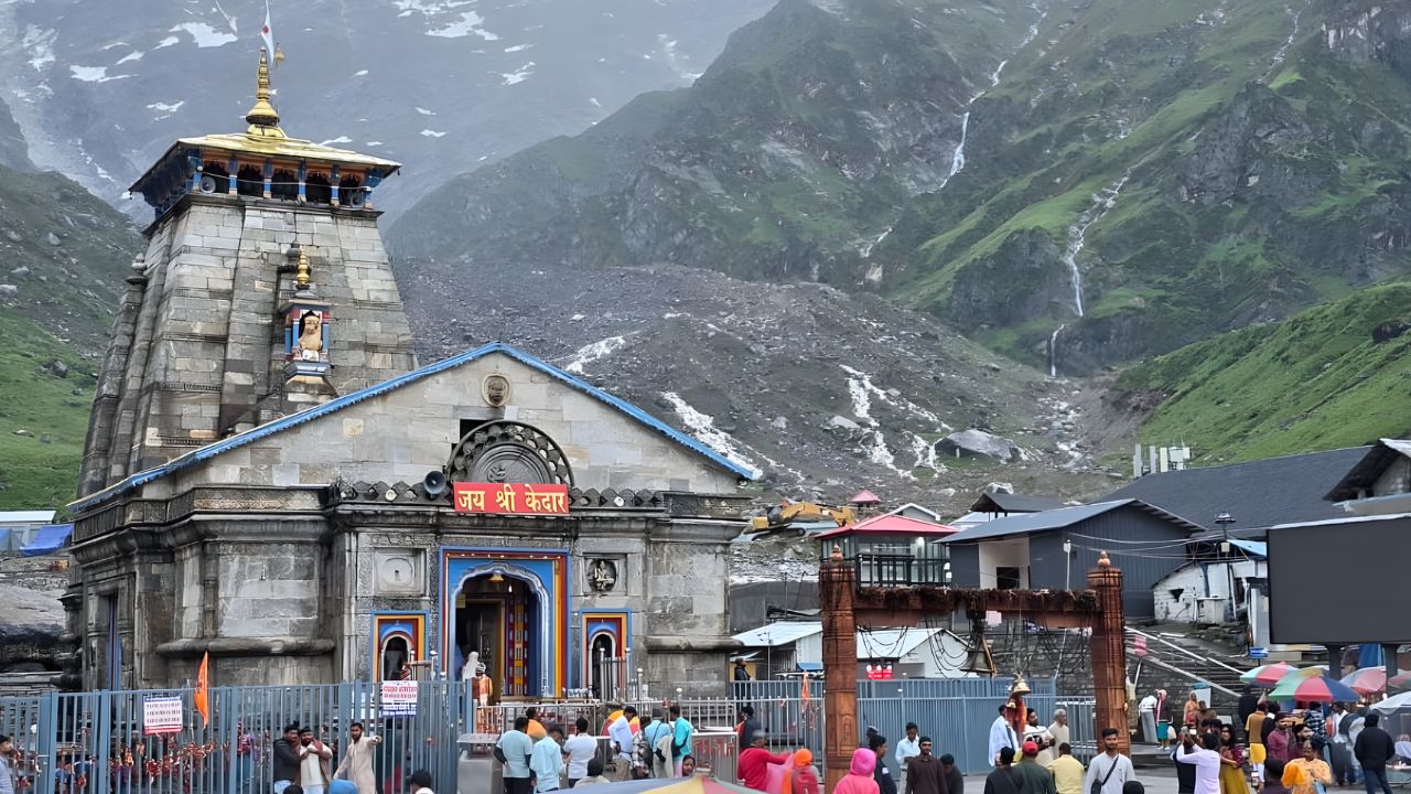 श्रद्धालुओं के लिए बड़ी खबर...2 दिन के लिए स्थगित हुई चार धाम यात्रा, भारी बारिश और भूस्खलन से रास्ते बंद