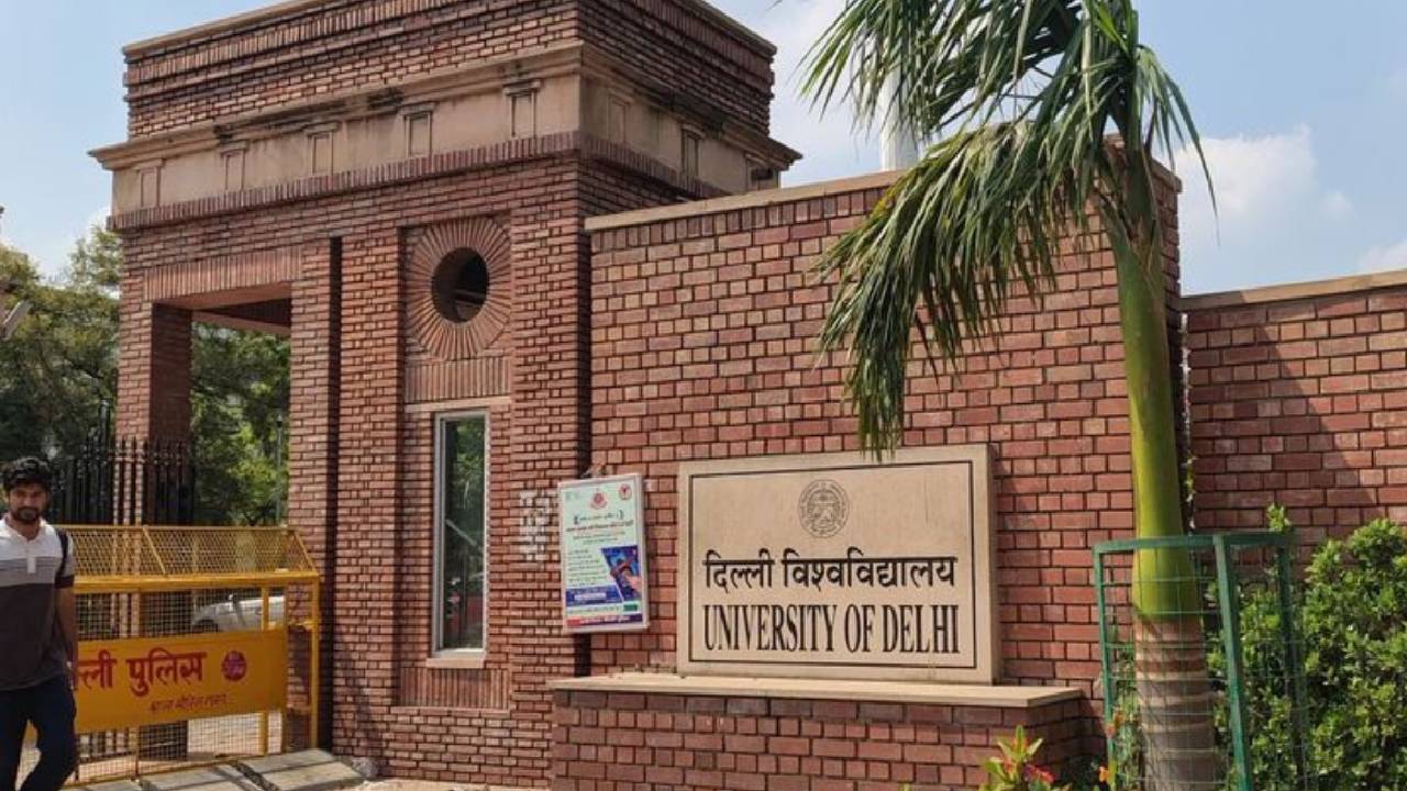 सत्य निकेतन हादसे पर NSUI का प्रदर्शन, DU कुलपति से मांगा इस्तीफा; छात्रों ने उठाए सुरक्षा पर सवाल