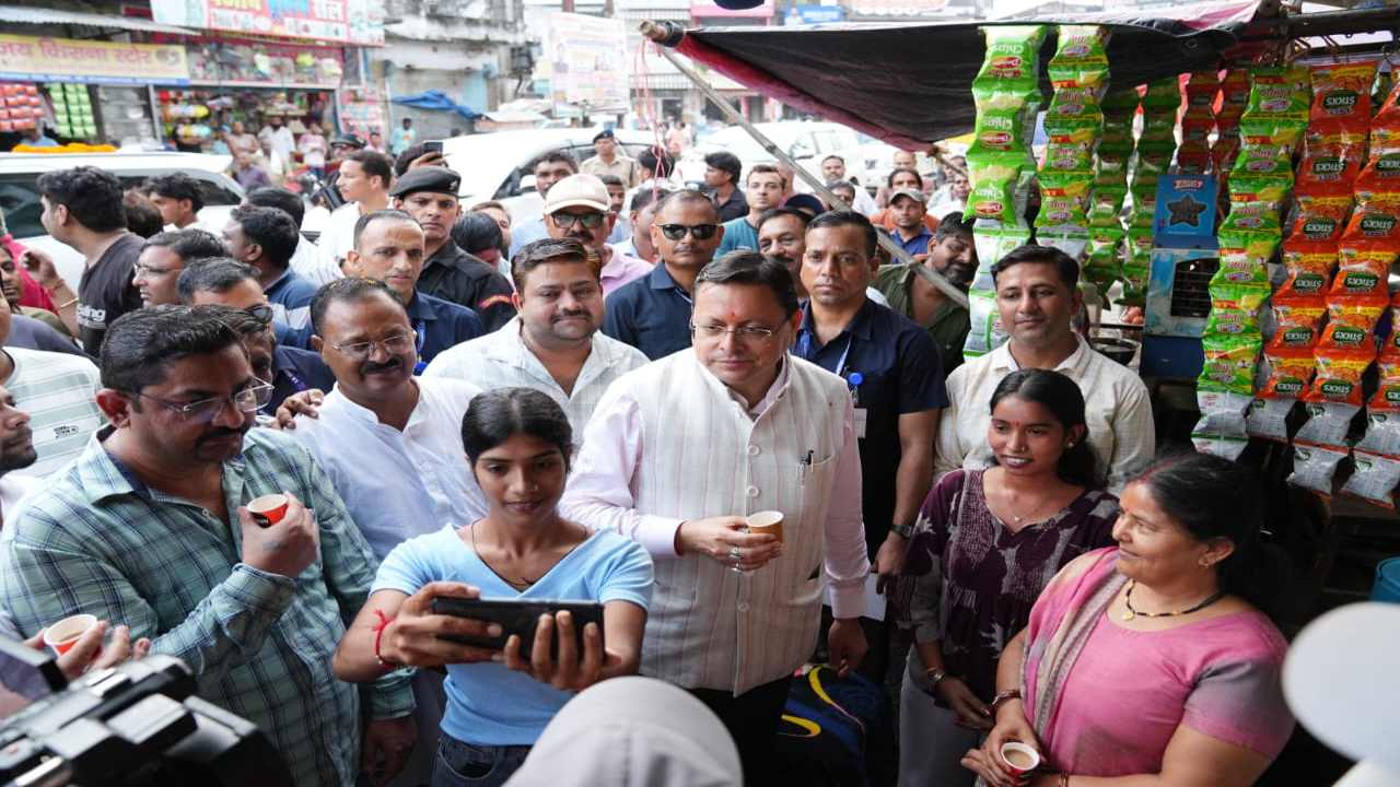 सीएम धामी की सादगी ने दिया ‘लोकल फॉर वोकल’ का संदेश, मेलाघाट रोड पर पैदल चलकर मिलन डेरी में पी चाय