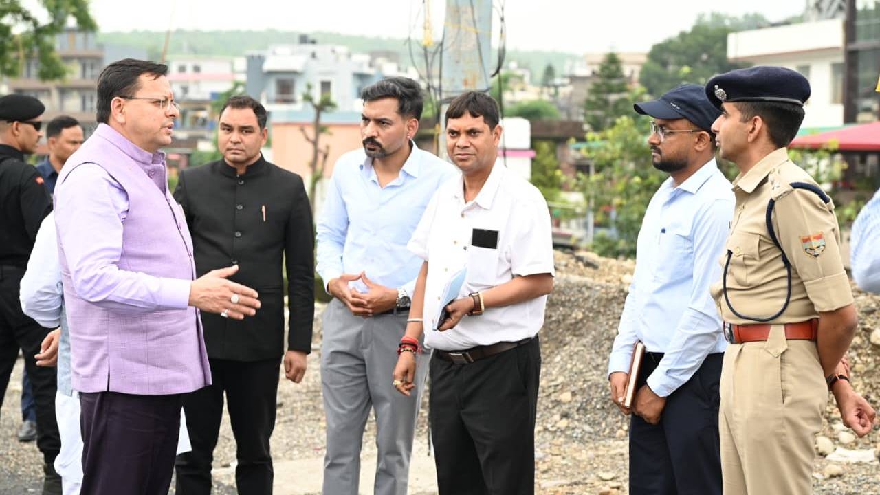 Uttrakhand News:सीएम धामी ने नंदा की चौकी पुल के एप्रोच रोड के पुनर्निर्माण कार्य का किया निरीक्षण, व्यवस्थाओं का लिया जायजा