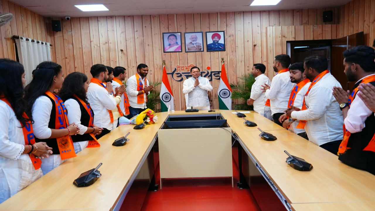 Uttarakhand News: सीएम धामी से मिले ABVP के नवनिर्वाचित पदाधिकारी, युवाओं को दिया भविष्य की चुनौतियों के लिए तैयार रहने का संदेश
