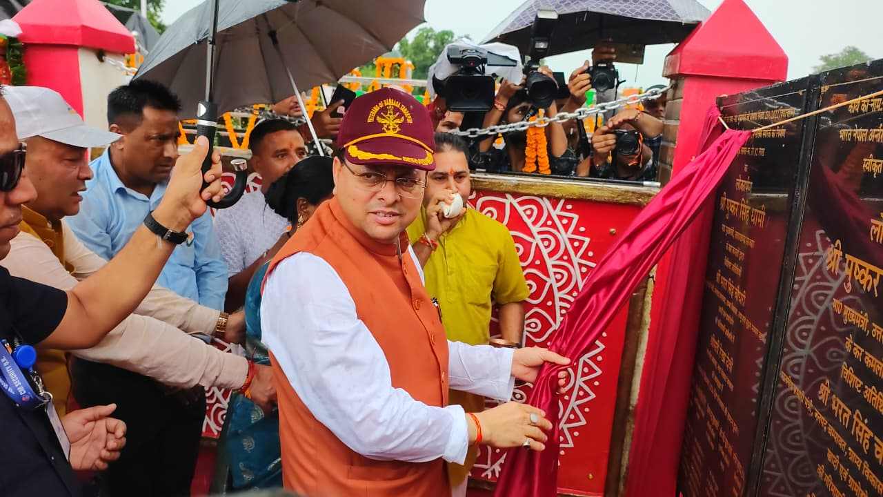 Uttarakhand News: सीमा पर शहीदों के सम्मान में स्मारक और विशाल तिरंगा, CM धामी ने वीर नारियों को किया सम्मानित