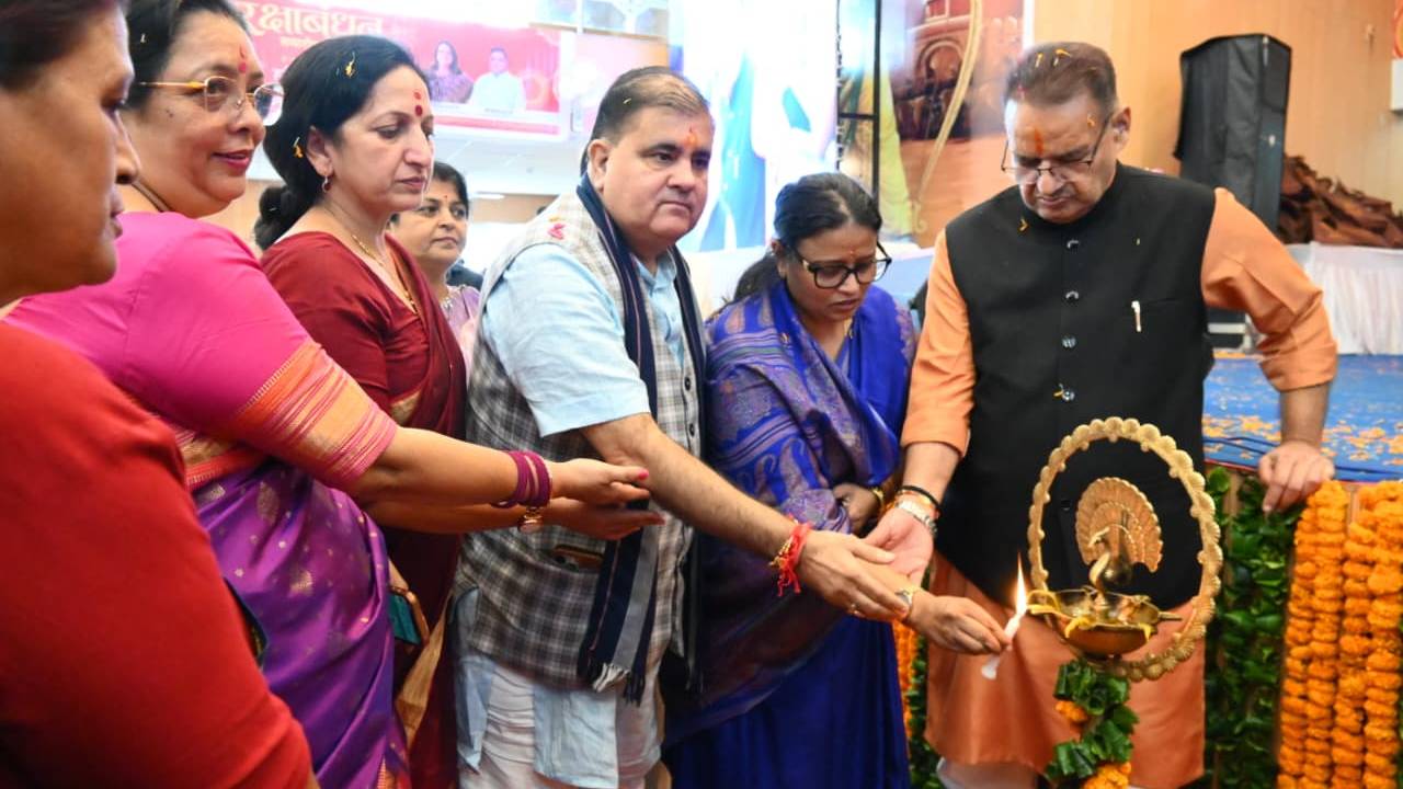 Uttrakhand News:मसूरी में धूमधाम से मनाया गया रक्षाबंधन समारोह, हजारों बहनों ने मंत्री गणेश जोशी की कलाई पर बांधा रक्षा सूत्र