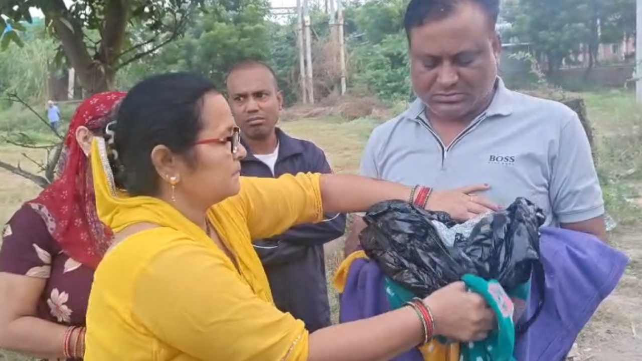 हरियाणा के भिवानी में काली थैली में लटका मिला नवजात, इलाके में मचा हड़कंप