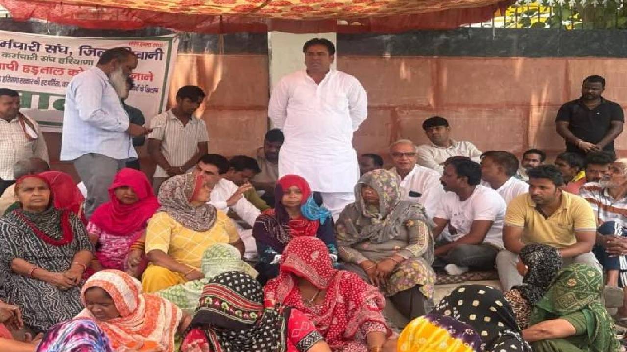 हरियाणा में हड़ताल कर रहे सफाई कर्मियों के खिलाफ बड़ा एक्शन, 32 कर्मचारी सेवा से बर्खास्त, 2 पर गिरी गाज