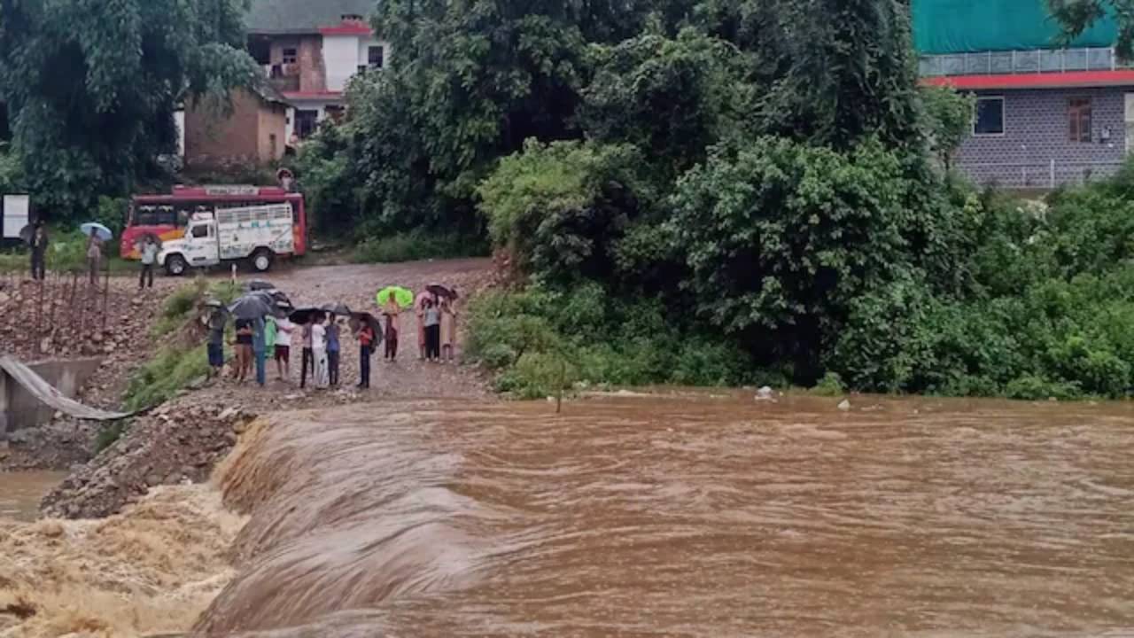 हिमाचल प्रदेश में मानसून का कहर...61 दिनों में 250 मौतें कंफर्म;  64 सड़कों पर आवाजाही बंद; 1,184 करोड़ रुपये के नुकसान तले दबा राज्य