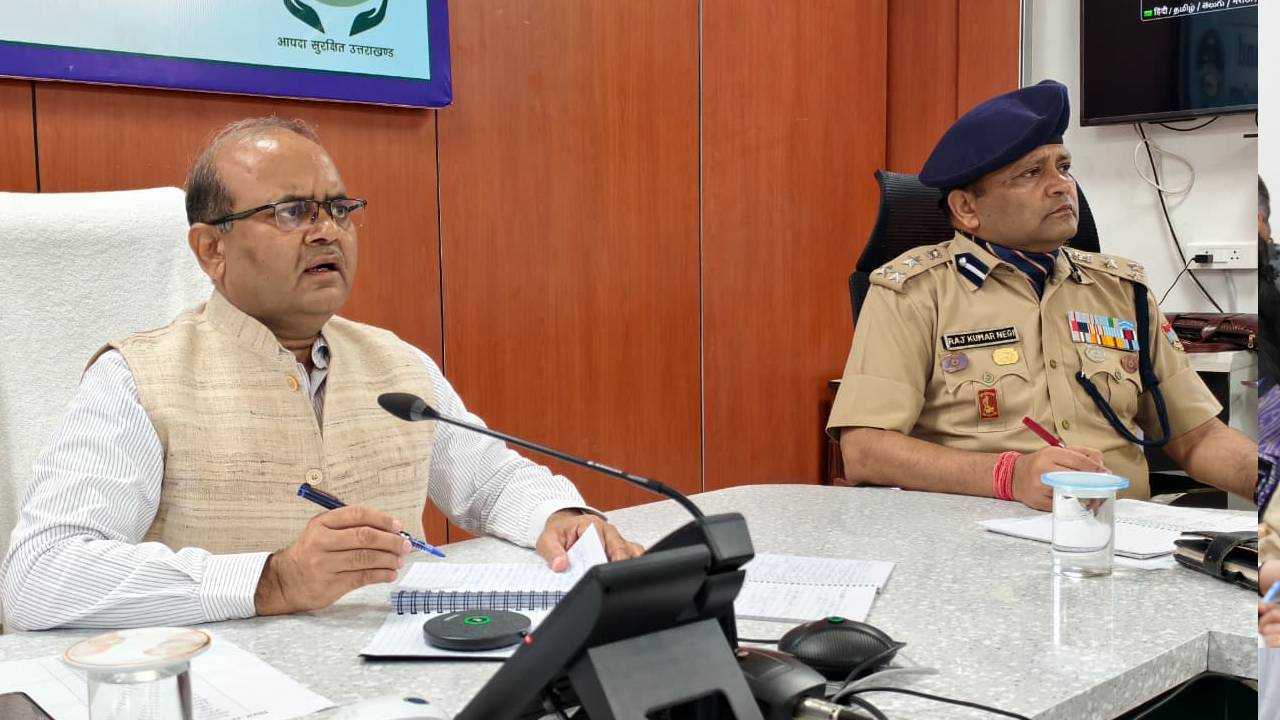 हेली सेवाओं को अलर्ट मोड पर रखने, बंद सड़कें शीघ्र खोलने तथा आवश्यक सेवाओं की तत्काल बहाली सुनिश्चित करने के निर्देश