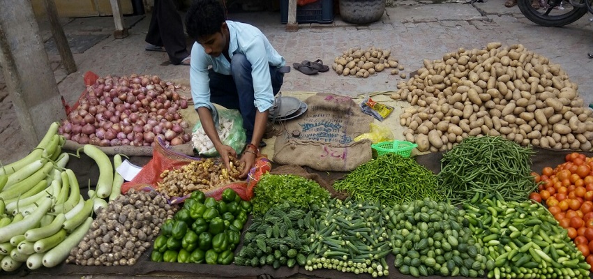 फिर पड़ी जनता को महंगाई की मार,आसमान पर पहुंचे टमाटर और प्याज के दाम।