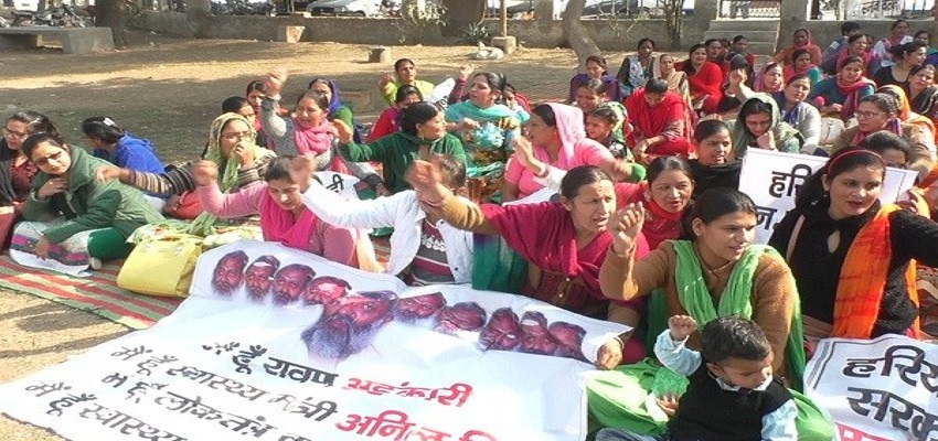 NHM कर्मचारियों की हड़ताल लगातार जारी,सरकार ने समाप्त की NHM कर्मियों की सेवाएं।