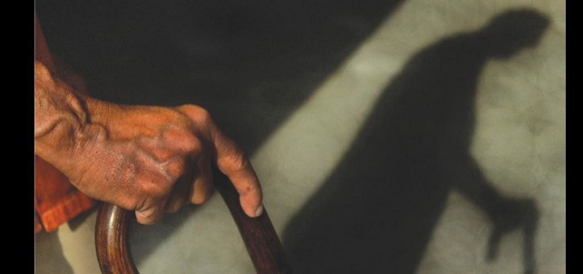 वर्दी वालों की गुंडागर्दी ,पति को बचाने आई वृद्धा को कपड़े उतारकर पीटा।