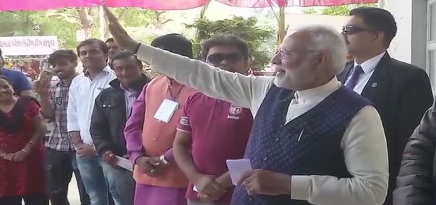 रोड शो बनी मोदी की पोलिंग बूथ से रवानगी,भड़की कांग्रेस ने EC को कहा-कठपुतली।